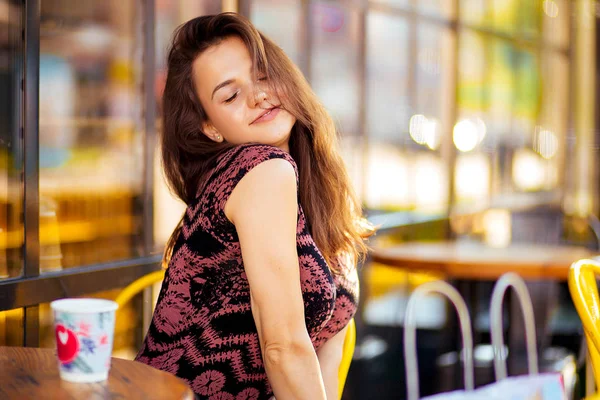 Mulher Bonita Com Café Uma Mesa Café Rua — Fotografia de Stock