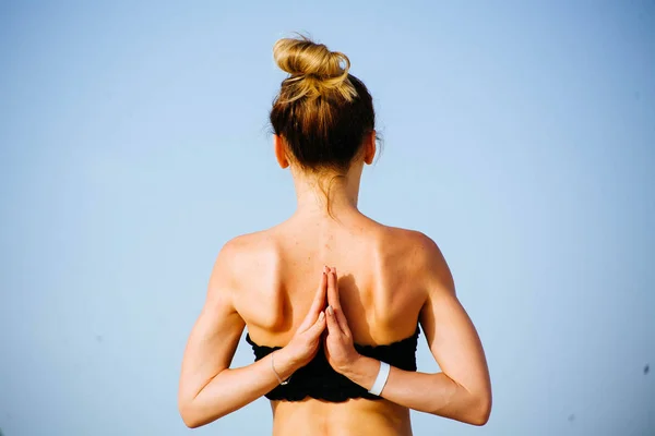 Mooie Jonge Sportieve Vrouw Doet Yoga Het Dak Met Palmbomen Stockafbeelding