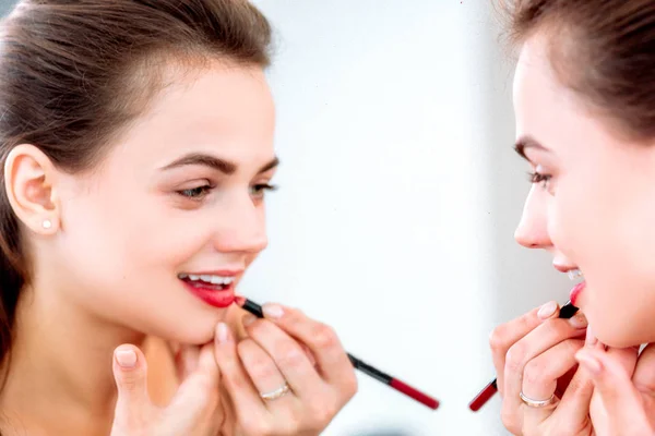 Kadın Bir Ayna Önünde Kırmızı Ruj Dudakları Boyalar — Stok fotoğraf