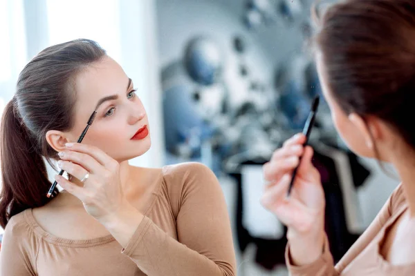 Vacker Kvinna Ser Spegeln Repor Ögonbrynen — Stockfoto