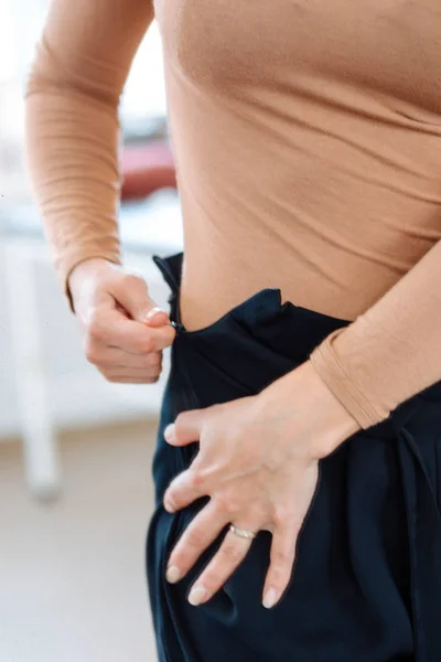 Close Van Vrouw Ritst Open Broek Rechtenvrije Stockafbeeldingen