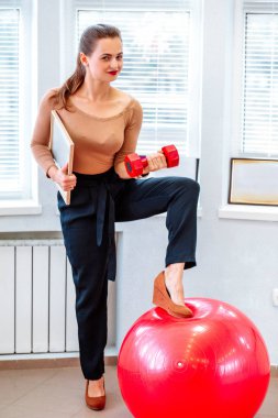 İş kadını Koç dumbbell ve diploma ile