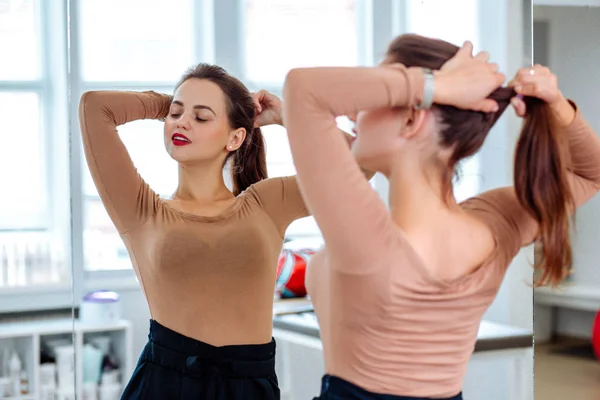 Bela Jovem Mulher Endireita Seu Cabelo Frente Espelho — Fotografia de Stock