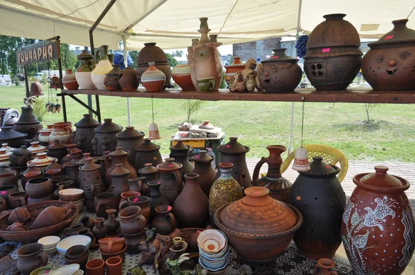 Panayırda satılık kase ve çömlek sergisi.