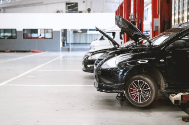 Arka planda ışık ve hafif odaklı araba tamir istasyonu