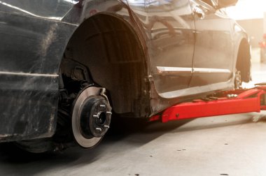 Arka planda ışık ve hafif odaklı araba tamir istasyonu