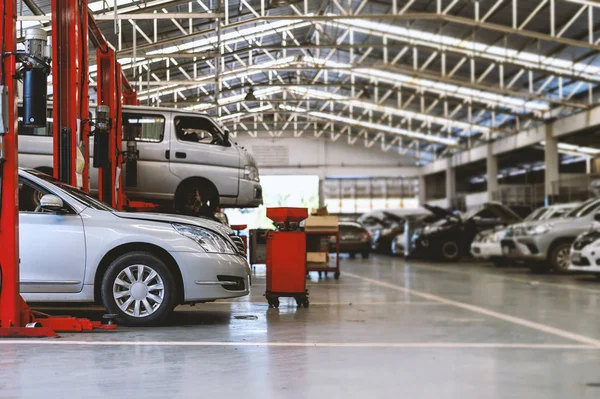 Autoreparaturstation Mit Soft Fokus Und Überlicht Hintergrund — Stockfoto