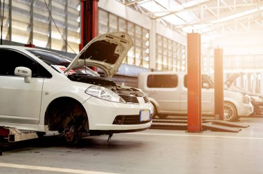 Arka planda ışık ve hafif odaklı araba tamir istasyonu