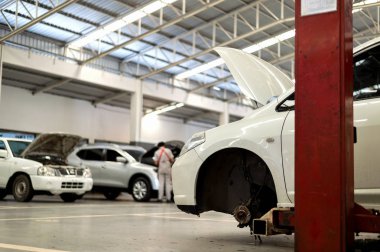 Arka planda ışık ve hafif odaklı araba tamir istasyonu