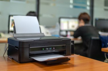 Office ile yumuşak odak ve ışık arka plan üzerinde siyah yazıcı