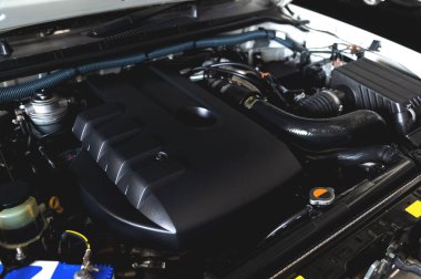 Yeni araba motoru ile yumuşak odak ve ışık içinde belgili tanımlık geçmiş üzerinden detay