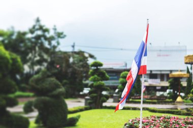 Tay (Tayland) ulusal bayrak ile yumuşak odak ve ışık içinde belgili tanımlık geçmiş üzerinden