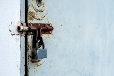 closeup eski metal kapı kilidi, yumuşak odak ve ışık içinde belgili tanımlık geçmiş üzerinden ile