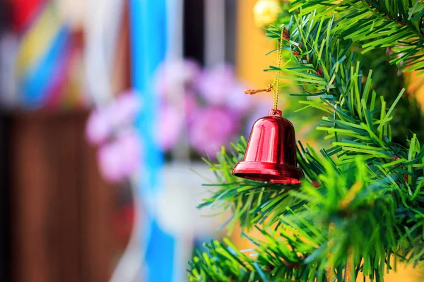 Arka Planda Hafif Odaklı Aşırı Aydınlık Olan Noel Ağacı — Stok fotoğraf