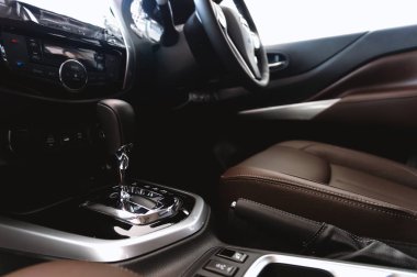 Yeni arabadaki otomatik vites yumuşak odaklı ve arka plandaki ışığın üstünde.