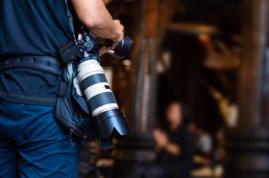 fotoğraf makinesi ile yumuşak odak ve ışık üzerinde arka planda tutan adam el closeup çekim