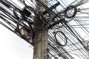 Yumuşak odaklı ve arka planda ışık olan elektrik direğini kapat