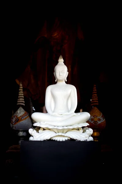 Statue Bouddha Blanc Dans Temple Thai Lanna Avec Foyer Doux — Photo