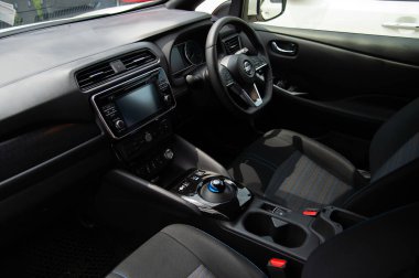 Chiang Rai, Tayland-Ekim 10, 2018, iç detay tüm yeni Nissan Yaprak Ev araba sıfır emisyon yumuşak odak ve ışık içinde belgili tanımlık geçmiş üzerinden