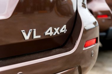 4 x 4 araba ile yumuşak odak ve ışık içinde belgili tanımlık geçmiş üzerinden geri