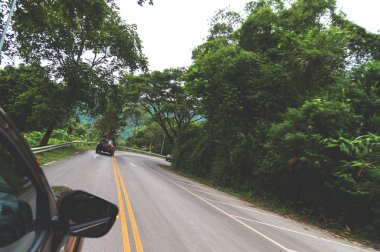 seyahat kavramı. Araba ile yumuşak odak ve ışık üzerinde arka planda seyahat için