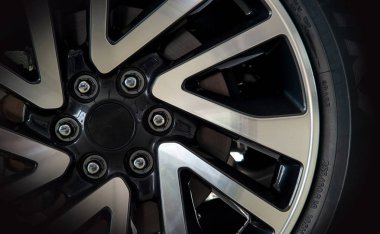 closeup alaşım araba tekerlek yumuşak odak ile ve ışık içinde belgili tanımlık geçmiş üzerinden