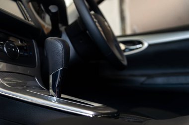 Yeni arabadaki otomatik vites yumuşak odaklı ve arka plandaki ışığın üstünde.