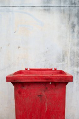 closeup tehlikeli çöp kutusu ile yumuşak odak ve ışık içinde belgili tanımlık geçmiş üzerinden