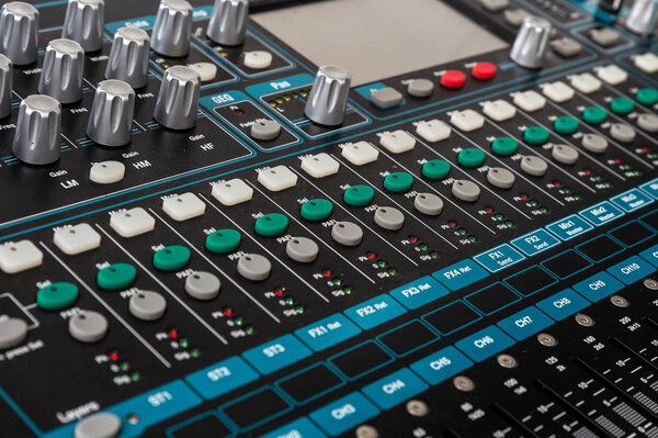 Регулятор звуковой панели крупным планом с мягкой фокусировкой и над светом на заднем плане
