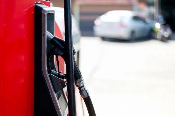 Zbliżenie Pompy Czerwony Paliwa Stacji Benzynowej Miękkiego Nad Światłem Tle — Zdjęcie stockowe
