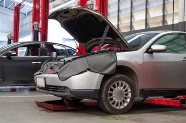 Arka planda ışık ve hafif odaklı araba tamir istasyonu