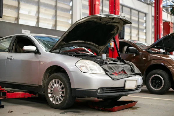 Autoreparaturstation Mit Soft Fokus Und Überlicht Hintergrund — Stockfoto