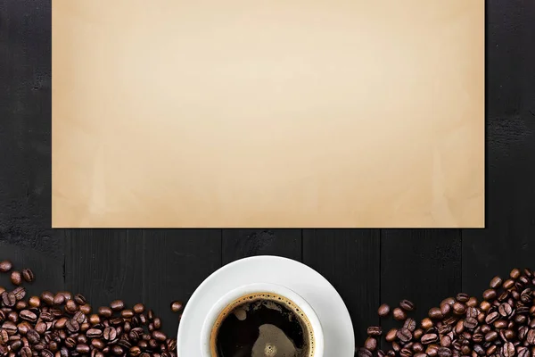 咖啡豆和复古纸放在黑木桌上 上面有文字或饮料菜单的空间 顶部视图 — 图库照片