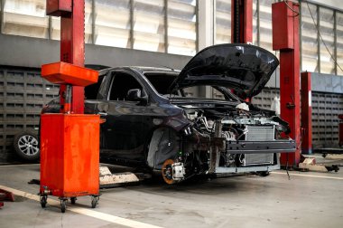 Arka planda ışık ve hafif odaklı araba tamir istasyonu