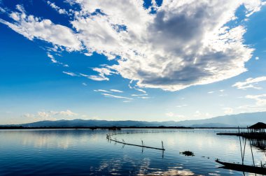 Kwan Phayao, Tayland 'ın güzel manzarası. Yumuşak odaklı ve arka planda ışık var.
