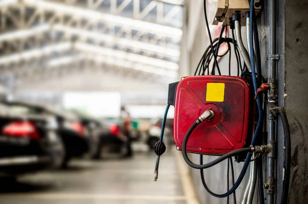 Closeup Plugues Elétricos Garagem Carro Com Foco Suave Luz Fundo — Fotografia de Stock