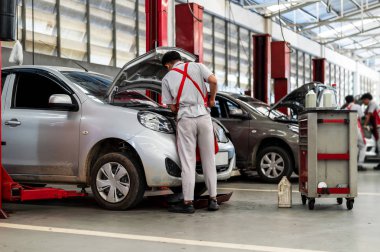 Araba tamirhanesinde ve kaportacıda hafif odaklı ve arka planda ışık var.