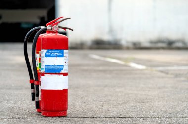 Yakın plan kırmızı yangın söndürücü, yumuşak odaklı ve arka planda ışık var.