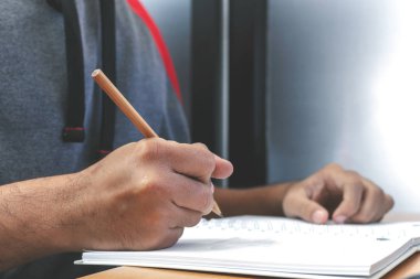 Onun fikirleri koyarak ve iş planı ile yumuşak odak ve ışık üzerinde işyerinde arka planda yazıyor erkek Yöneticisi