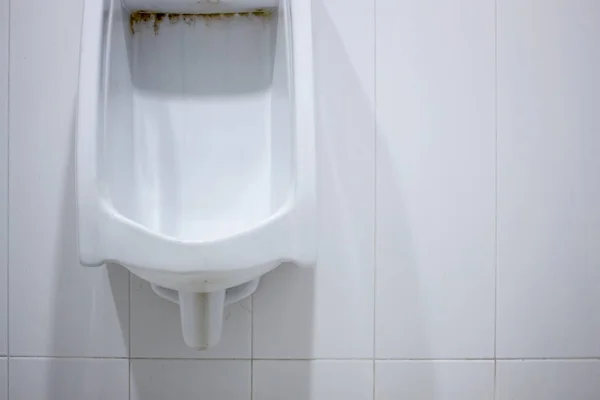 Closeup Velhos Urinóis Vaso Câmara Banheiro Com Foco Suave Sobre — Fotografia de Stock