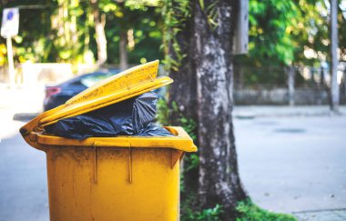 Yumuşak odaklı ve arka planda ışık olan çöp kutusunu kapat