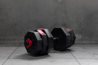 Fitness veya vücut geliştirme kavramı. eski tuğla duvar yumuşak odak ve ışık içinde belgili tanımlık geçmiş üzerinden closeup halter