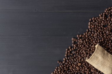 kahve çekirdekleri çuvala eski ahşap zemin üzerinde. üstten görünüm