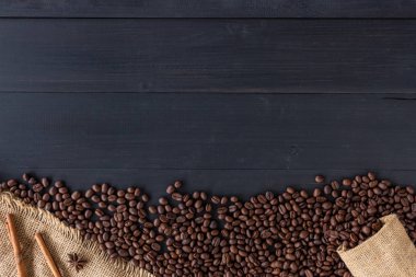 kahve çekirdekleri çuvala eski ahşap zemin üzerinde. üstten görünüm