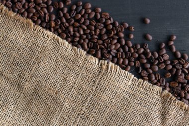 kahve çekirdekleri çuvala eski ahşap zemin üzerinde. üstten görünüm