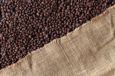 kahve çekirdekleri çuvala eski ahşap zemin üzerinde. üstten görünüm