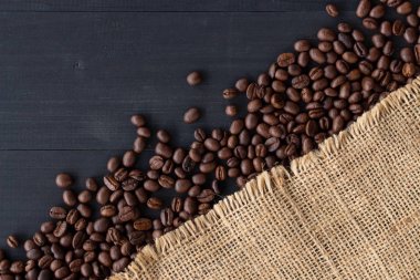 kahve çekirdekleri çuvala eski ahşap zemin üzerinde. üstten görünüm