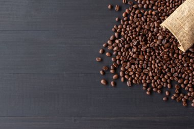 kahve çekirdekleri çuvala eski ahşap zemin üzerinde. üstten görünüm