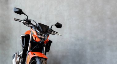 bigbike showroom ile yumuşak odak ve ışık içinde belgili tanımlık geçmiş üzerinden motosiklet