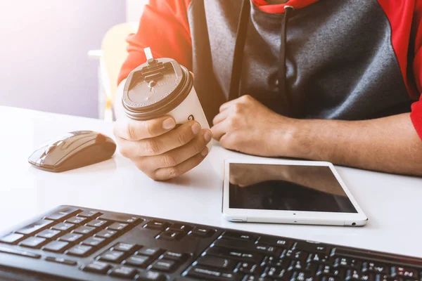 Zakenman Koffie Drinken Vanaf Wegwerp Cup Kantoor Met Soft Focus — Stockfoto